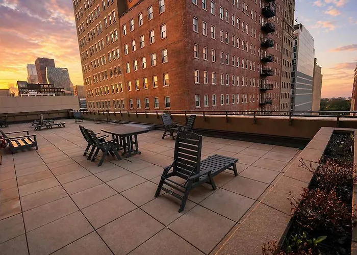 Skyline 2br On 20th Floor Near Grant Park With Paid Parking